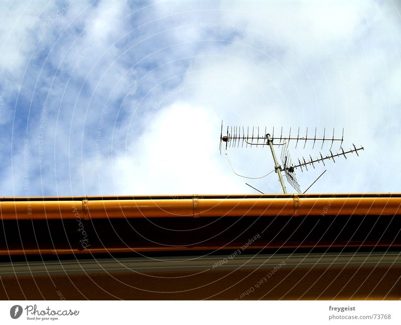 Connected... Antenne Funktechnik Verbindung Himmel Dach Sender senden Wellen Dachrinne sky roof Begrüßung Linie