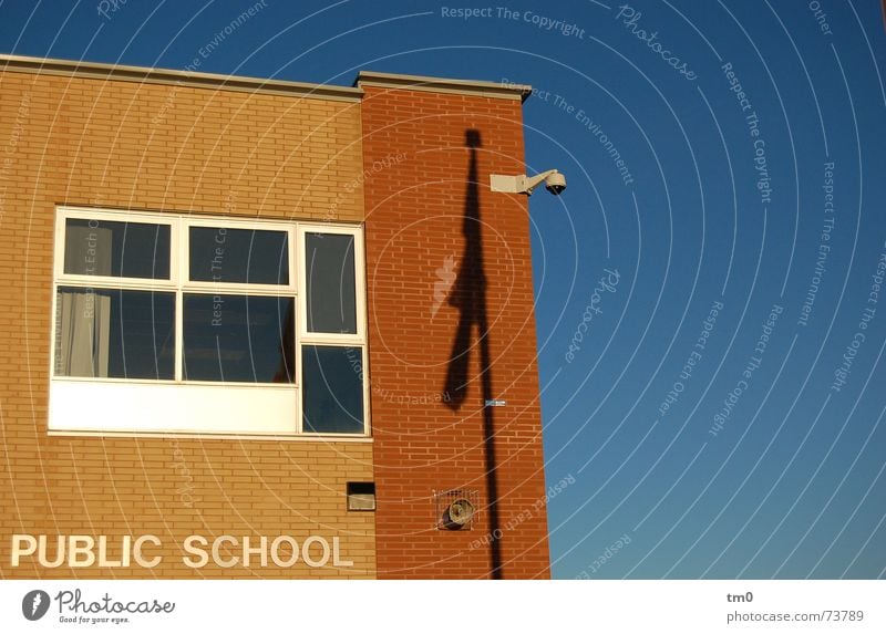 hitzefrei Kanada Toronto Fenster Gebäude Schule public school blau Schönes Wetter Schatten Schulgebäude