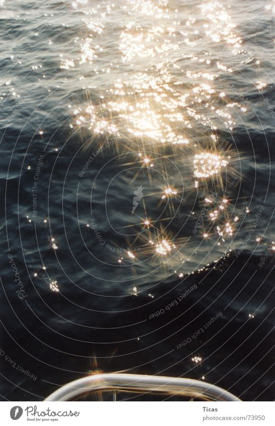 Glitzerbild Meer Wellen Romantik nass Abenddämmerung Stimmung ruhig Segeln Eindruck Licht Sonnenstrahlen Hintergrundbild schön Wasserfahrzeug Segelboot
