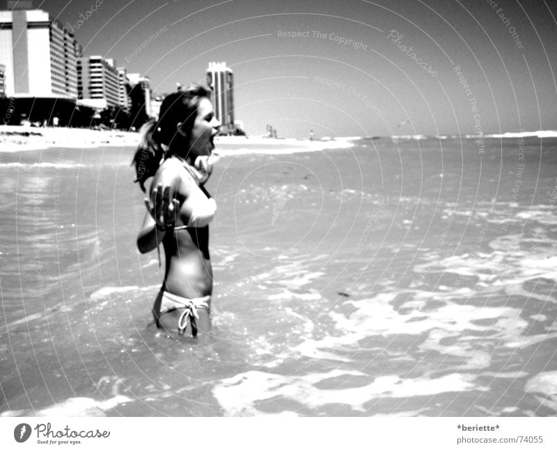 kneifen gilt nicht langhaarig kalt nass Wellen Hochhaus Wohnung Miami Beach Strand Handtuch Ferien & Urlaub & Reisen Bikini Pferdeschwanz schreien erschrecken