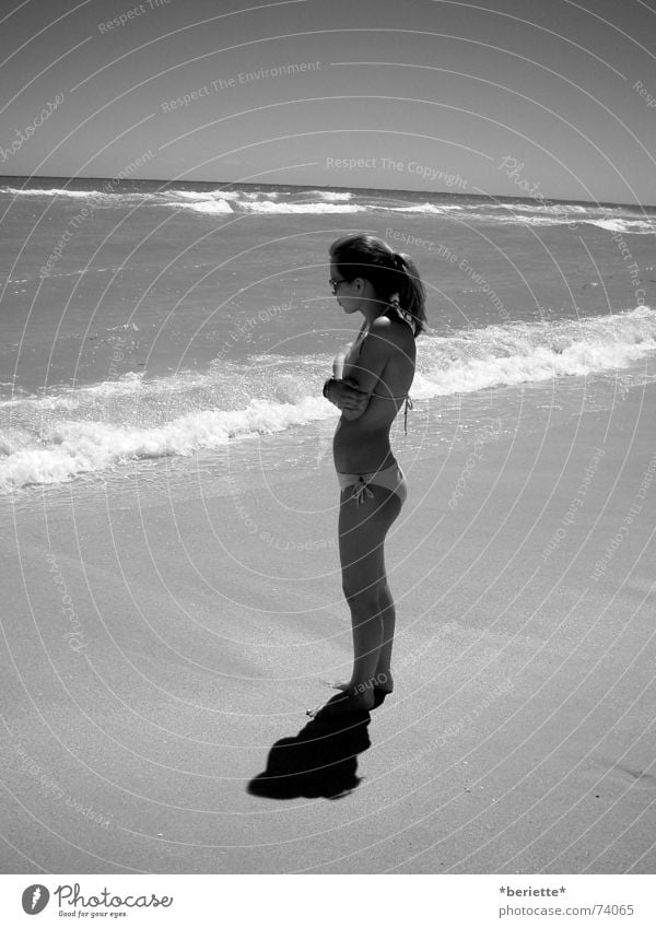 alone? Haare & Frisuren Sonnenbrille Bikini Strand Ferien & Urlaub & Reisen Meer nass kalt Wellen Sand Wasser Schatten Schwarzweißfoto