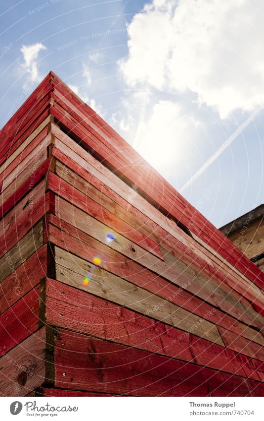 Hessentreffen 14 - die rote Kiste Himmel Wolken Sonne Schönes Wetter Bauwerk Mauer Wand Fassade Holz schön Außenaufnahme Menschenleer Textfreiraum links