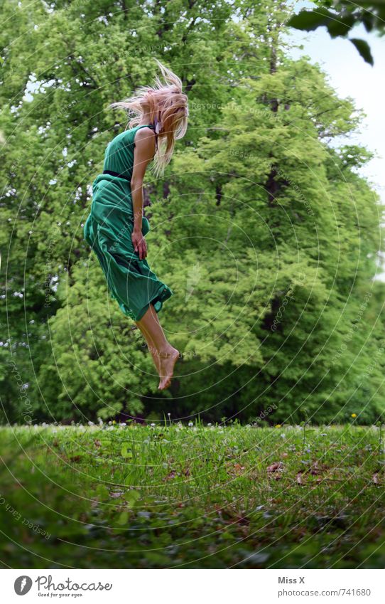 in der Luft Mensch feminin Junge Frau Jugendliche 1 18-30 Jahre Erwachsene Baum Wiese Mode Kleid blond langhaarig fallen fliegen außergewöhnlich hoch grün