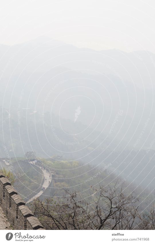 Weitsicht Peking China Mutianyu chinesische Mauer große Mauer Sehenswürdigkeit Wahrzeichen Nebel Berge Umweltverschmutzung Frühling Urlaub