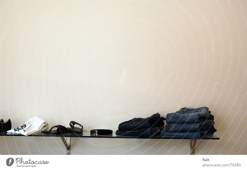 wandregal Regal Wand Bekleidung Textilien gefaltet Schuhe Gürtel Glasscheibe Jeanshose T-Shirt