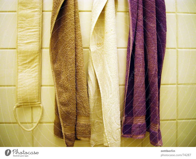 Im Bad Handtuch braun beige violett weiß Jute Körperpflege trocken Reinigen Morgen Mittag Abend Fliesen u. Kacheln rückendings muter halbvater Erholung