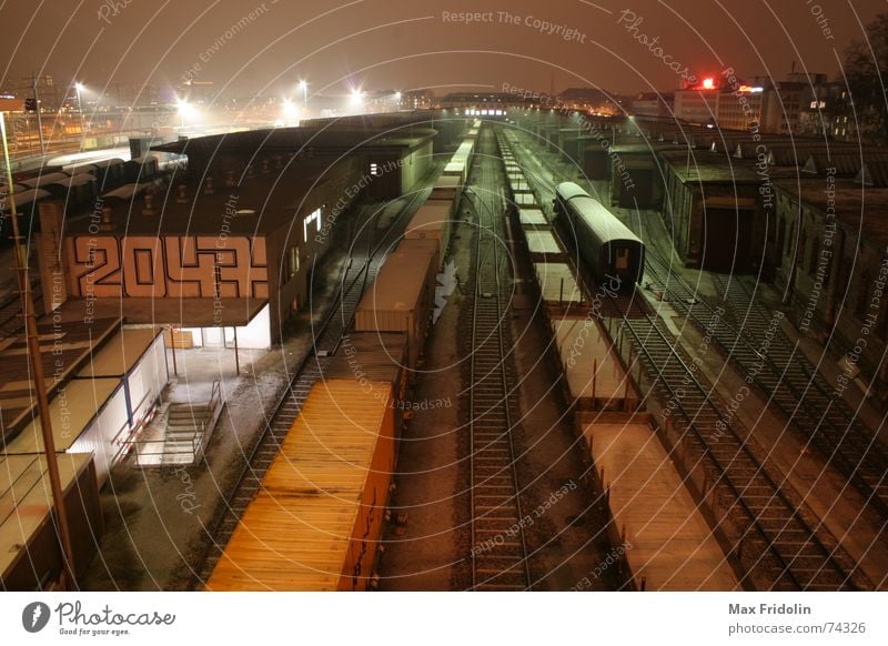 Apokalypse Abendessen Winter Schnee Güterverkehr & Logistik Nebel Stadtzentrum Menschenleer Haus Industrieanlage Bahnhof Gebäude Architektur Verkehr Bahnfahren