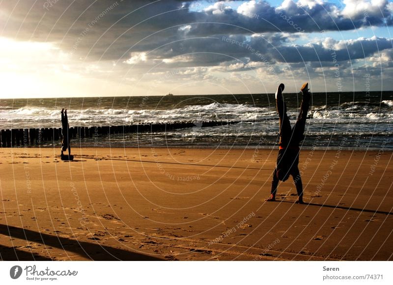 Yoga power Strand Meer Handstand stehen auf dem Kopf verkehrt Pilates Sport imitieren Brandung Australien Niederlande Wellness harmonisch Aerobic