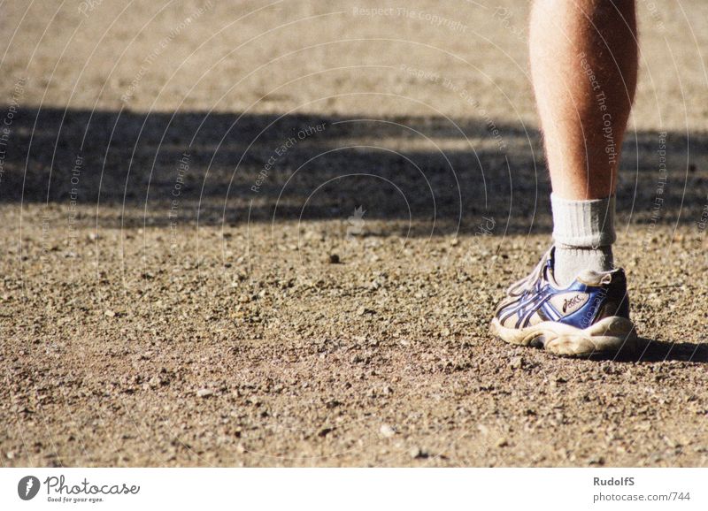 einarmiger Mann Schuhe Strümpfe Mensch Beine einbeinig ohne körper Bodenbelag