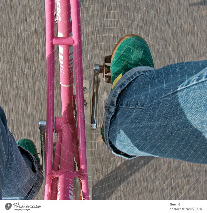 I want to ride my bicycle rosa Fahrrad Fahrradfahren Pedal Geschwindigkeit Bewegungsunschärfe Turnschuh hollandrad Fahrradrahmen Bildausschnitt Anschnitt