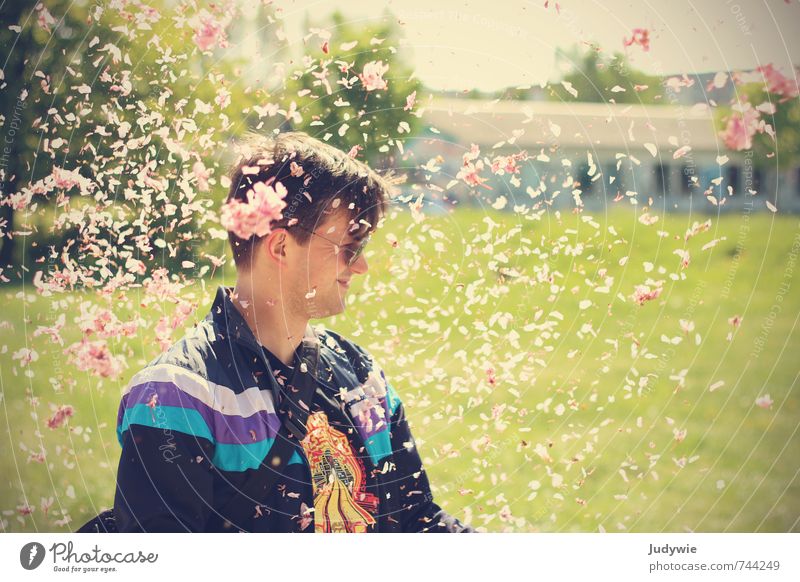 Yeah, Blütenblätterkonfettiregen! Freude Glück Wohlgefühl Zufriedenheit Feste & Feiern Mensch maskulin Junger Mann Jugendliche Erwachsene 18-30 Jahre