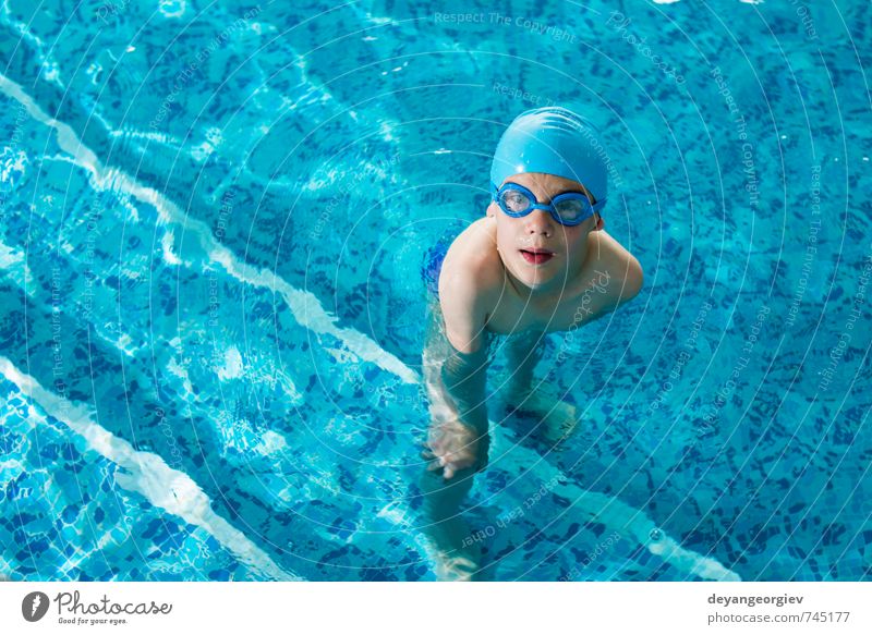 Kleiner Junge in schwimmender Scheiße Freude Glück Freizeit & Hobby Spielen Ferien & Urlaub & Reisen Sommer Sport Schwimmbad Kind Schule Kindheit Lächeln