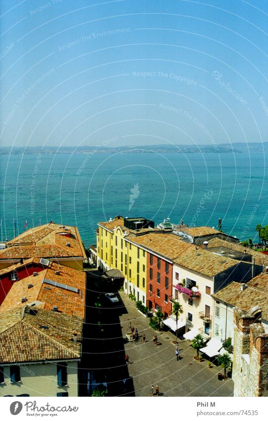 Sirmione Gardasee See Sommer ruhig Erholung harmonisch Italien Europa Physik Flair Dach Straße blau Wasser Himmel Farbe Lampe Wärme Kontrast sättigung