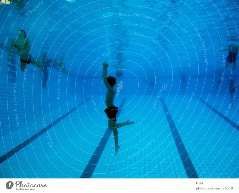 wie ein tanz Schöneberg Aktion Wassersport Schwimmbad Schwimmen & Baden tauchen Tauchgerät harmonisch Quaste Aria Luft Luftblase Jugendliche stadtbad