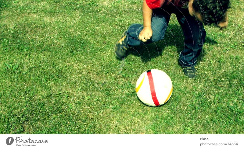 Ligaanwärteranwärter Farbfoto Außenaufnahme Freude Spielen Fußball Ball Junge Wiese Lust Wachsamkeit Konzentration Körperhaltung Drehung Rasen Dynamik Einsatz
