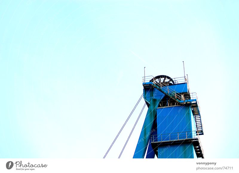 Ab in den Himmel Bergbau Güterverkehr & Logistik kalt türkis positiv Fahrstuhl groß blau Drahtseil Metall Salz Mine Braunkohlentagebau untertage aufwärts