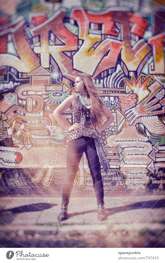 Sunlight Mensch feminin Mädchen Frau Erwachsene 1 18-30 Jahre Jugendliche Mauer Wand Fassade Mode T-Shirt Hose Accessoire Schmuck Schuhe Stiefel brünett