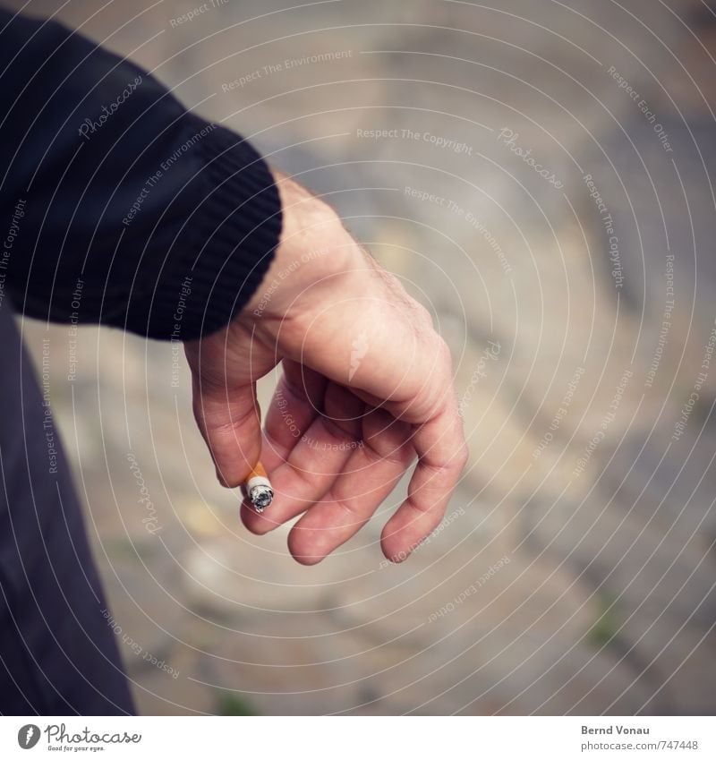 letzten Endes Haut Gesundheit Rauchen Erholung Mann Erwachsene Hand Finger hängen sitzen braun schwarz Pause Sucht Zigarette Tabakwaren ärmel kurz