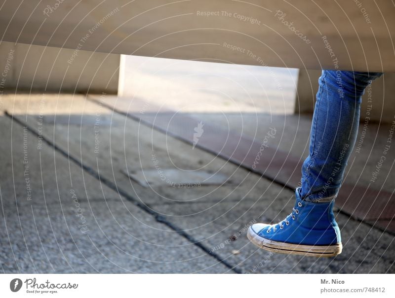 linker fuß mit Lifestyle feminin Mädchen Beine Fuß 1 Mensch Bauwerk Jeanshose Schuhe blau Chucks Steinplatten Betonplatte Betonbauweise lässig retro kultig