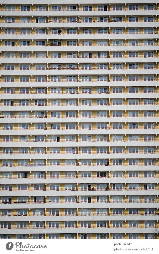Vertikale vom Plattenbau Architektur Fassade Balkon Streifen DDR hässlich modern retro trist viele Stil Symmetrie Zeit vertikal gleich Detailaufnahme abstrakt