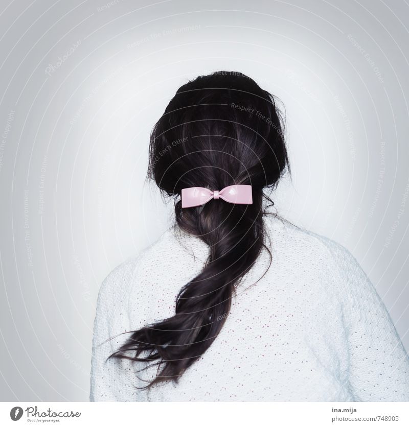 dunkles langes Haar mit rosa Schleife Mensch Junge Frau Jugendliche Erwachsene Haare & Frisuren 1 13-18 Jahre Kind 18-30 Jahre 30-45 Jahre Mode Bekleidung