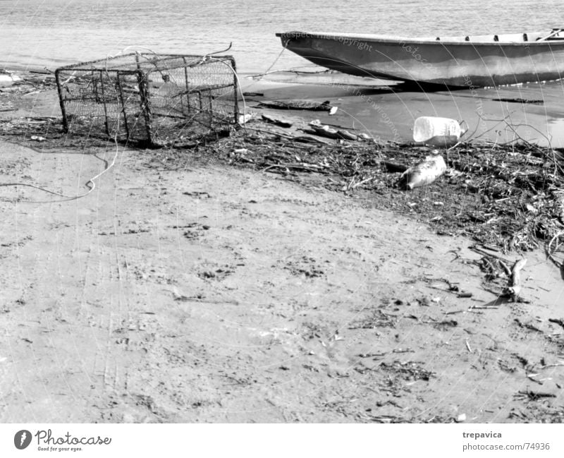 boot Fischerboot Fischereiwirtschaft Strand gestrandet ruhig Fischernetz dreckig leer Schwarzweißfoto boot am strand Wasser Donau Sand Fluss fischsterben