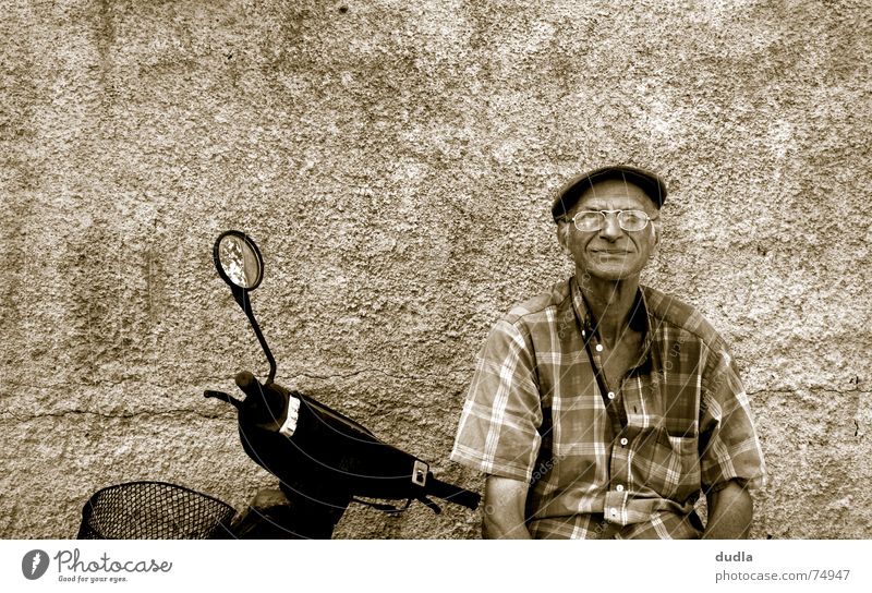 lazy greek morning Mann Großvater Griechenland mediterran ruhig faulenzen Gelassenheit Langeweile alt Kleinmotorrad Erholung warten sitzen