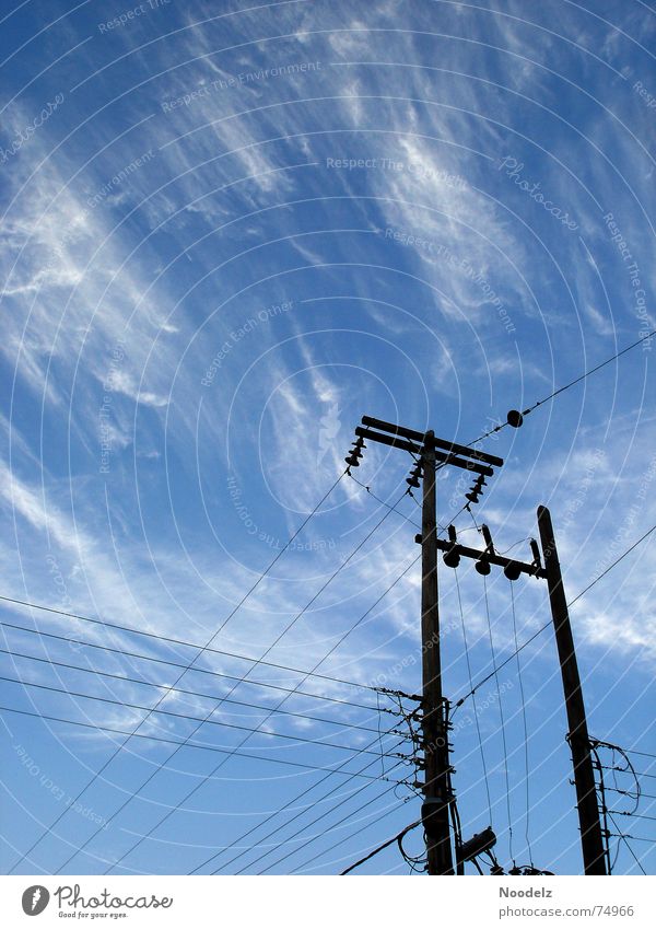 Strom In Samos Griechenland Wolken weiß schlechtes Wetter Sommer Strommast Leitung heiß Himmel blau