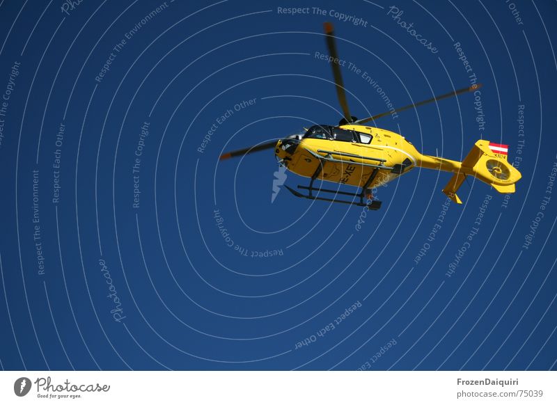 Christophorus Hubschrauber Rettung Erste Hilfe Rettungshubschrauber gelb Hilfsbereitschaft Luftverkehr blau Himmel Rotor Flugrettung fliegen fliegend