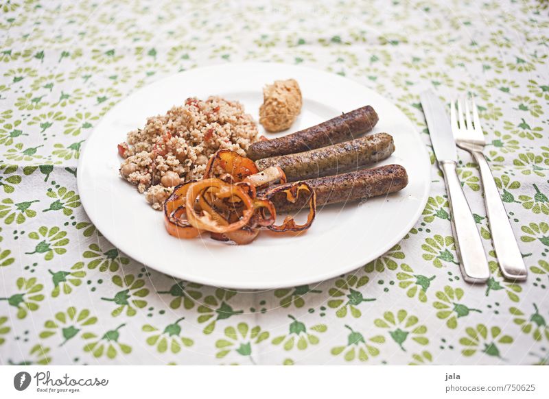 grillteller Lebensmittel saitanwürste tabouleh humus Paprika Ernährung Abendessen Bioprodukte Vegetarische Ernährung Vegane Ernährung Teller lecker