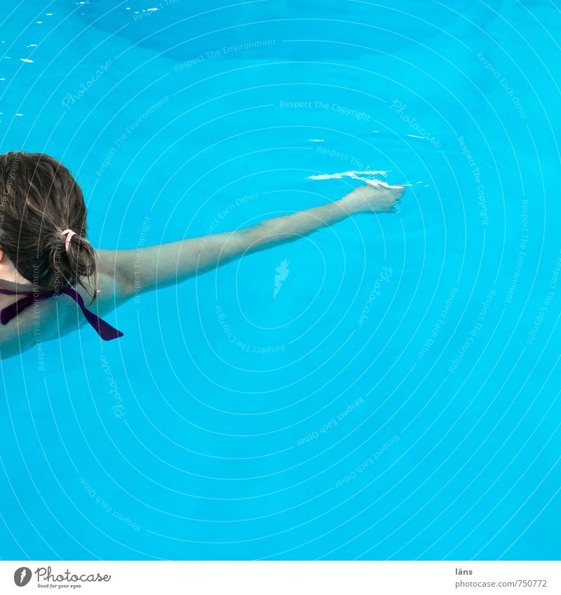 treiben lassen Schwimmen & Baden Schwimmbad feminin Junge Frau Jugendliche Erwachsene Leben Kopf Arme 1 Mensch 30-45 Jahre Wasser Erholung blau türkis