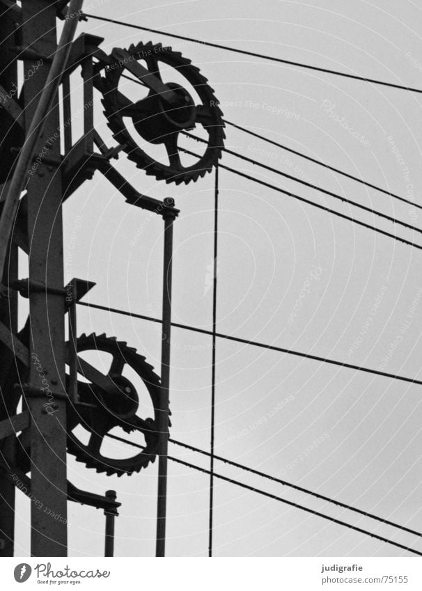 Spannung Bahnanlage Mechanik Elektrizität Stahl Verbundenheit Konstruktion schwarz weiß grau Technik & Technologie Zahnrad Kabel Leitung Strommast