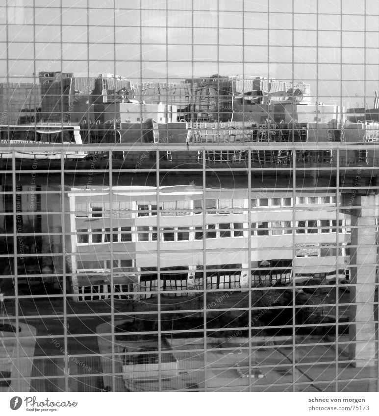 illusorisch falsch virtuell Reflexion & Spiegelung schwarz Gebäude Haus wirklich Fenster wahrnehmen Dinge grau Flughafen Frankfurt am Main Schwarzweißfoto