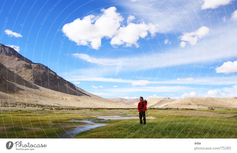 Lost in India Ferne Unendlichkeit Mann Bach Indien Ladakh verloren Landschaft Mensch Fluss Berge u. Gebirge Himmel