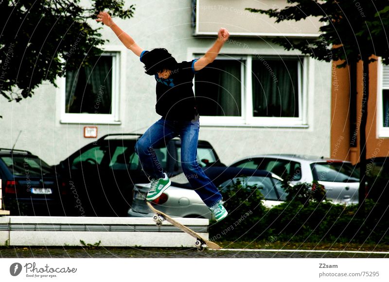 Cityskater Stadt München Skateboarding fahren springen Trick Stunt Aktion Sport Stil munich Parkdeck Rolle ollie Funsport abwärts