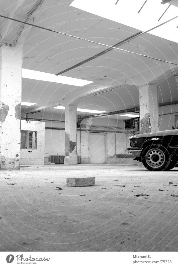 Tiefblick Oldtimer Youngtimer Backstein Fabrik leer kaputt bmw Schwarzweißfoto Lagerhalle alt PKW car
