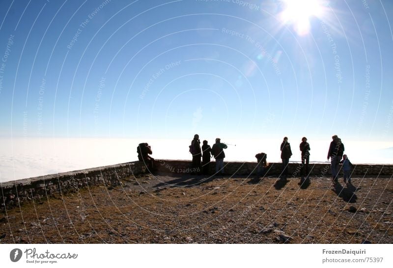 Hobbyfotografen mit dem selben Motiv Herbst Wolken Nebel braun Schneeberg Bundesland Niederösterreich Platz Gegenlicht strahlend schwarz Mauer Befestigung Ende