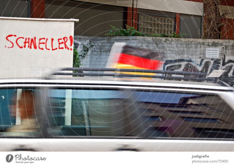 Schneller Geschwindigkeit Wand Mauer fahren Fahrer Typographie Hannover schwarz rot Fahne blitzen Verkehr KFZ Stadt Reflexion & Spiegelung Fassade Gebäude Haus