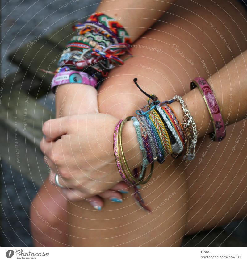 selbstgemacht, mit Leidenschaft Mensch feminin Haut Arme Hand Beine 1 Accessoire Schmuck Ring Armband Freundschaftsbändchen sitzen trendy schön Zusammensein