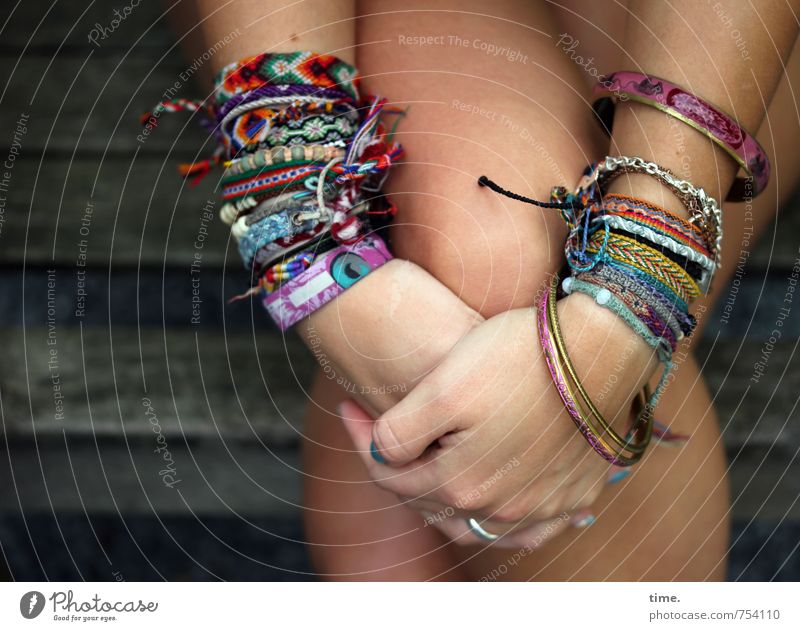 # Mensch feminin Haut Arme Hand Beine Knie 1 18-30 Jahre Jugendliche Erwachsene Accessoire Schmuck Ring Armband Freundschaftsbändchen Armreif sitzen trendy