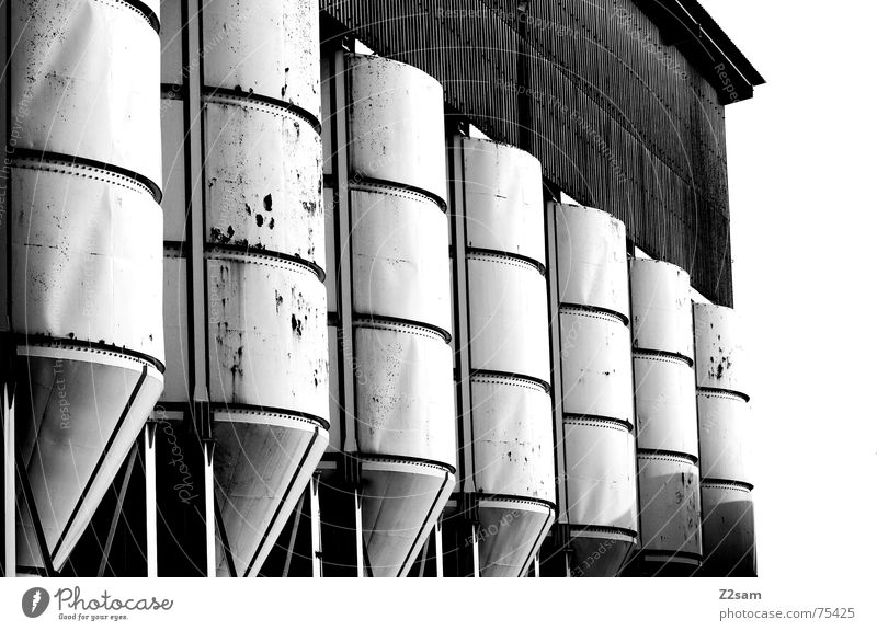 in Reihe und Glied sw Silo Fass Industriefotografie industriell weiß kaputt gelb Muster abstrakt Stil 2 nebeneinander Dachboden Rost trashig Strukturen & Formen