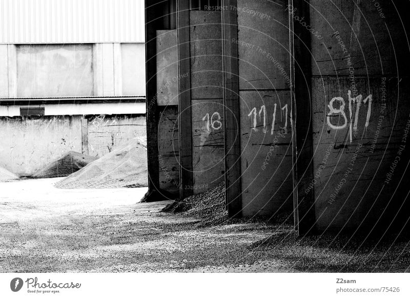Tor 1 3 oder 3 sw Industriefotografie industriell Haufen Wand 8 Licht Garage nebeneinander rot industrial Sand Stein Ziffern & Zahlen 11 Schatten Sonne light
