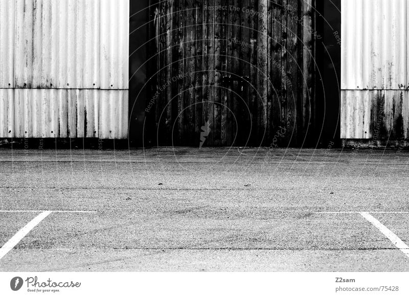 Hilfslinien sw Parkplatz Garage Fabrik Industriefotografie Holz rot gelb Wellblech hilfslinien Linie Tür Tor industrial Strukturen & Formen Lamelle