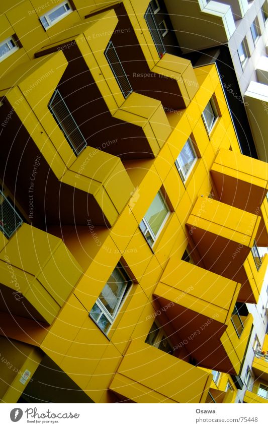 Schöner Wohnen 04 Haus Gebäude Siebziger Jahre Kreuzberg Plattenbau gelb Ocker Schlamm Fassade Fenster Balkon wohngebäude Berlin Architektur