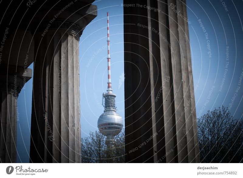 Säulengang, Kolonnadenhof, Museumsinsel Berlin,im Hintergrund ist der  Fernsehturm Stil Freizeit & Hobby Ferien & Urlaub & Reisen Frühling Schönes Wetter