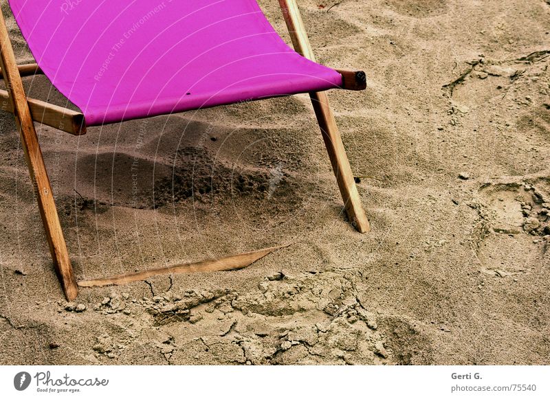 beach life gestrandet Sandstrand Liegestuhl rosa Holzstuhl Strand Volleyball Spielen Meer Badestelle Sommer Saison Jahreszeiten Ferien & Urlaub & Reisen