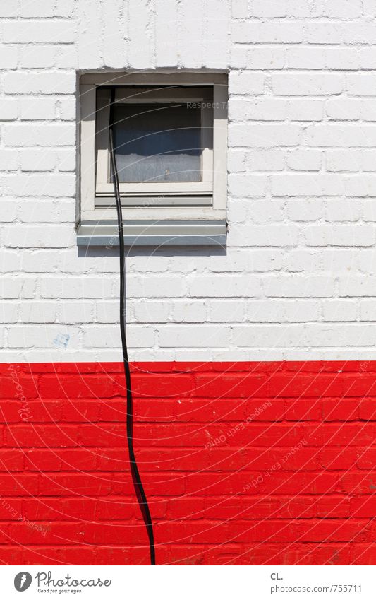verbindung Haus Gebäude Mauer Wand Fenster Kabel Backstein rot schwarz weiß Verbindung lange leitung Baustelle Kommunizieren Ausgrenzung Farbfoto Außenaufnahme
