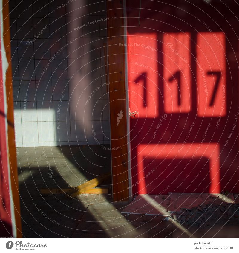 117 Licht und Schatten Imbiss Ladengeschäft Wand Fliesen u. Kacheln Hausnummer eckig Wärme rot Schattenspiel Schaufenster Leerstand Ziffern & Zahlen