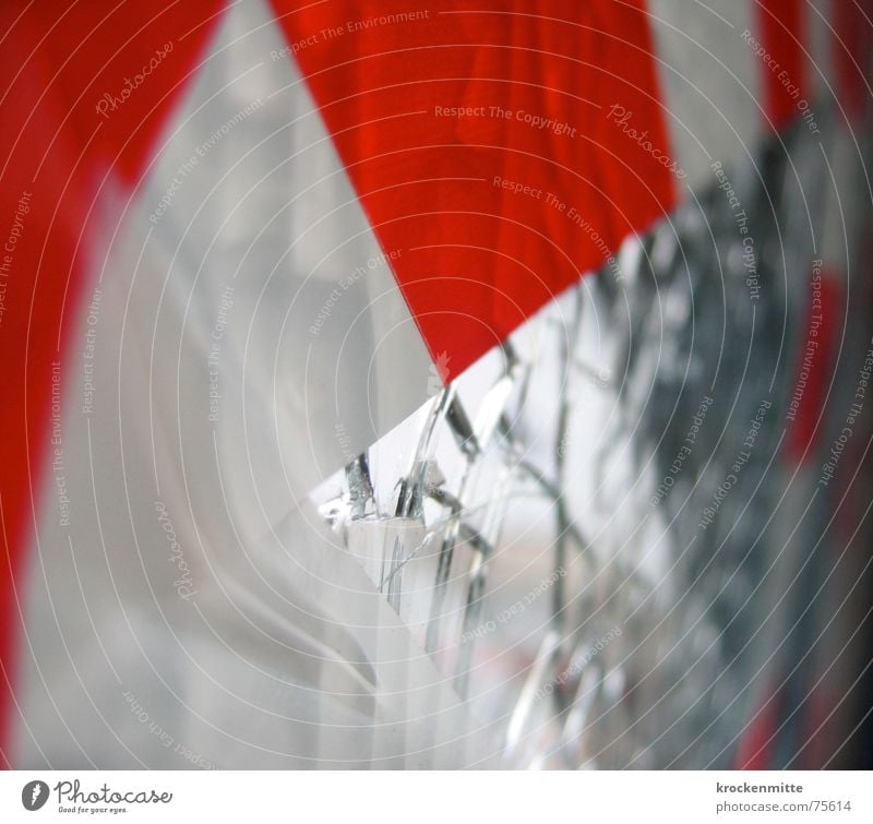 Vorsicht Glas Splitter Klebeband rot weiß Scherbe zerstören gesplittert gebrochen brechen Oberfläche Vandalismus Barriere kleben Zusammenhalt Riss Teilung