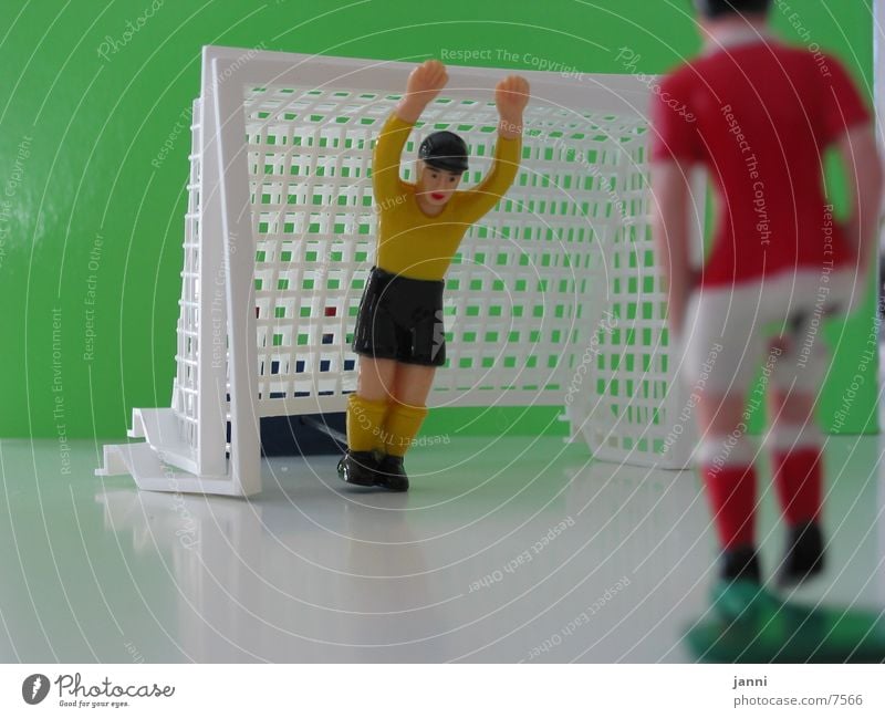 Tippkicker Sport Tischfußball Torwart Plastikfigur Kunststoff Spielfigur Tiefenschärfe Makroaufnahme Hände hoch 2 Farbfoto